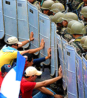 Catrachos rechazan golpe militar